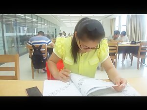 潜入某医科大学图书馆女厕偷拍 认真学习大三学妹的粉嫩小穴