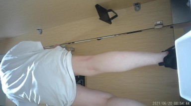 奶茶店女厕两个互相打闹绝色小美女 手不停拍着圆臀肥穴不让嘘嘘