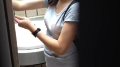 十月最新原创厕拍系列 躲在商场女厕偷拍到两个美女嘘嘘，一个妹子多毛一个貌似白虎