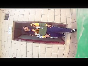 The domestic toilet shooting god sneaked into the women's toilet of the Normal College and took a sneak pee of the schoolgirl who came to physical education class      
